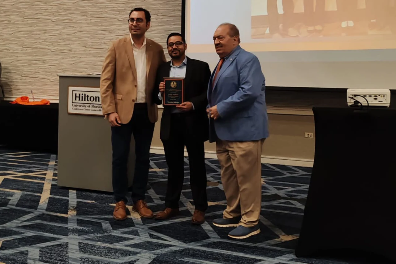 Ricardo Gallopp Ramírez receiving the Rinker Academic Excellence Award at the University of Florida